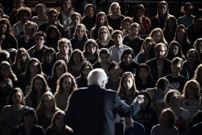 Estudiantes de Iowa escuchan al senador Bernie Sanders, candidato presidencial dem&oacute;crata. 
