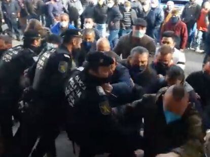 Momento en el que un grupo de manifestantes supera la barrera policial en Lorca, esta mañana.