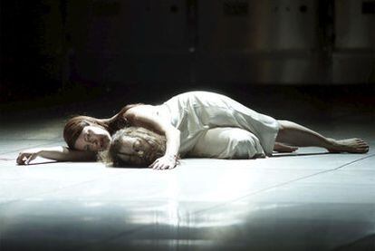 La soprano Nina Stemme durante una escena de la ópera <i>Salome,</i> en el Teatro Real.