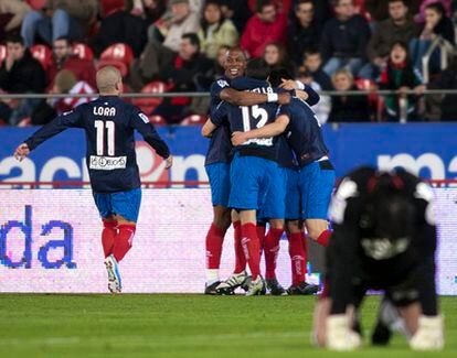 Los jugadores del Sporting celebran un gol, ante la desolación del portero del Mallorca.