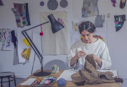 Celia Pym (Londres, 1978) se dedica a remendar prendas antiguas y a averiguar qué historias esconden. En su estudio, la artista recompone  y da vida a la ropa usada.