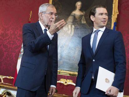 El presidente austriaco, Alexander Van der Bellen, junto al canciller, Sebastian Kurz, este martes en Viena. 
