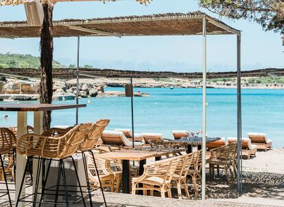 Esta hermosa playa ofrece tres propuestas para satisfacer todos los gustos: Alma Sunset, de cocina mediterránea, servicio de hamacas y dj animando las puestas de sol; Alma Eat is Life, con una gastronomía saludable basada en productos locales, actividades 'wellness' y buena música; y Alma Canalla, un gastro bar con cocina internacional. Precio: Desde 80 euros por persona.