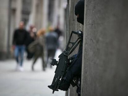 Un agente de los Mossos d'Esquadra en una de las entradas en la calle de la Cera.