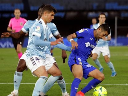 Carlos Domínguez pelea un balón con el delantero del Getafe, Ángel