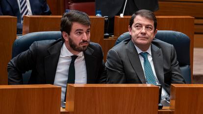 El vicepresidente de la Junta, Juan García-Gallardo y el presidente de la Junta de Castilla y León, Alfonso Fernández Mañueco en la sede de Las Cortes, a 23 de diciembre de 2022, en Valladolid