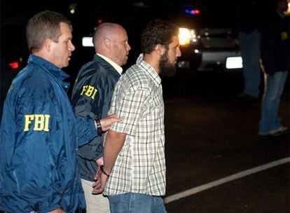 Agentes del FBI trasladan a Najibullah Zazi, uno de los tres detenidos.