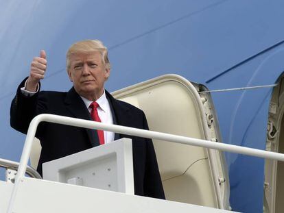El presidente de EE UU, Donald Trump, saluda desde la puerta del 'Air Force One'.