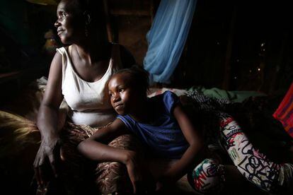 Mariatu Munu, de 45 a&ntilde;os, y su hija Adam Fofanah, de 12, son supervivientes del &eacute;bola en Sierra Leona.