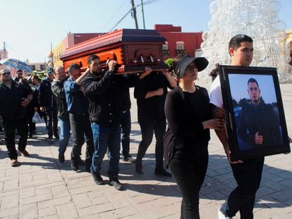 Familiares de Galileo Almanza, uno de los jóvenes masacrados en una fiesta navideña el domingo pasado, durante una procesión funeraria en Salvatierra, Guanajuato, el 19 de diciembre de 2023.