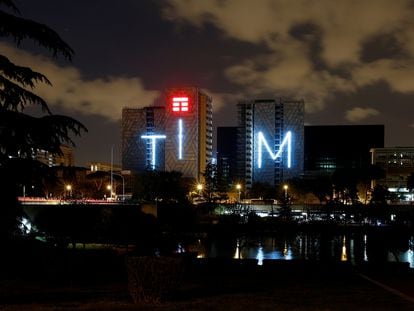 Logotipo de TIM (Telecom Italia) proyectado en varios edificios de Roma.