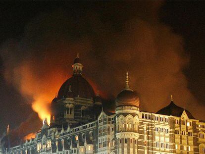 El hotel Taj Mahal de Bombay en llamas durante el ataque terrorista de noviembre pasado.