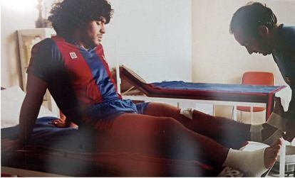 El fisioterapeuta Jaume Langa atiende a la estrella culé Diego Armanda Maradona.