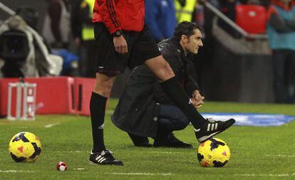 Ernesto Valverde, inclinado durante el partido ante el Levante