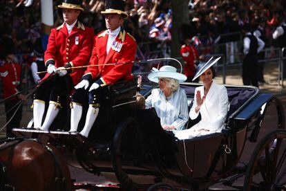 Catalina, duquesa de Cambridge y Camila, duquesa de Cornualles, viajan en un carruaje durante el desfile 'Trooping the Colour', en el centro de Londres.