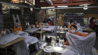 Un grupo de empleadas corta tela en una fábrica de textiles en Soacha (Colombia).