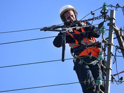 Un empleado del operador de la red eléctrica francesa, Enedis, repara una línea en Plozevet (Bretaña).