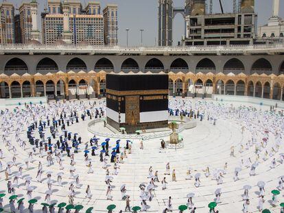 Los peregrinos caminan alrededor de la Kaaba en La Meca, manteniendo la distancia de seguridad, en julio del año pasado.