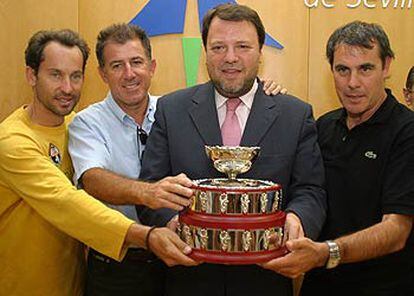 Arrese, Avendaño, Sánchez Monteseirín y Perlas, con una reproducción de la Copa Davis.
