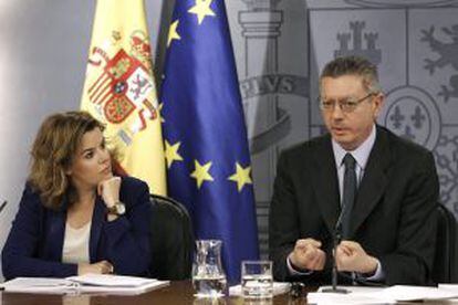 La vicepresidenta del Gobierno, Soraya Sáenz de Santamaría, y el ministro de Justicia, Alberto Ruiz-Gallardón, tras el Consejo de Ministros de este viernes.