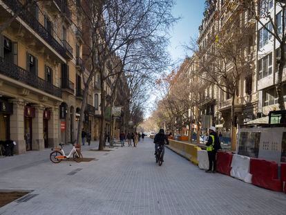 Obras avanzadas en la Superilla de la calle de Consell de Cent de Barcelona, a finales de enero.