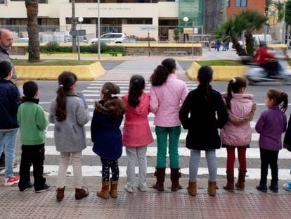 Un grupo de niños, de los 160 rechazados en escuelas de Melilla por no tener papeles, se manifesta el pasado mes de marzo frente a la Delegación de Gobierno en esta ciudad para pedir ir al colegio. En vídeo, reportaje 'Los niños olvidados de Melilla' (2017).