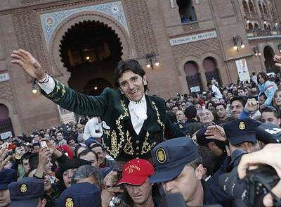 Diego Ventura sale por la puerta grande de Las Ventas.