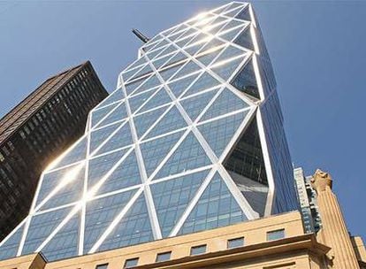 La Torre Hearst, en la calle 57 a la altura de la octava avenida en Nueva York, uno de los primeros rascacielos 'verdes' y el primero en construirse en la ciudad después del 11-s es un emblema entre las obras de Foster