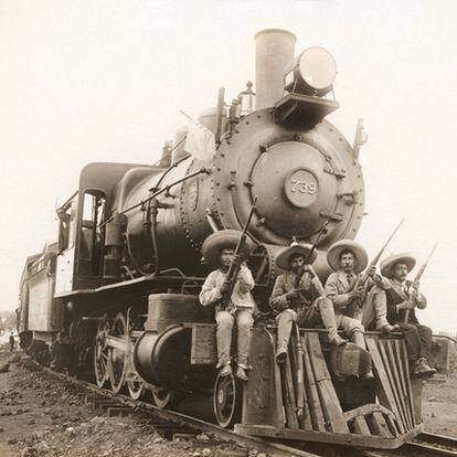 Zapatistas llegando a Cuernavaca, Morelos, en 1911. Foto del libro <i>México: fotografía y revolución</i> (Lunwerg).