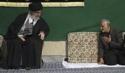 Soleimani saluda al ayatolá Ali Jamenei durante una ceremonia religiosa celebrada el pasado viernes en Teherán.