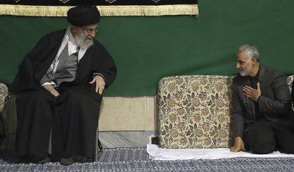 Soleimani saluda al ayatol&aacute; Ali Jamenei durante una ceremonia religiosa celebrada el pasado viernes en Teher&aacute;n.