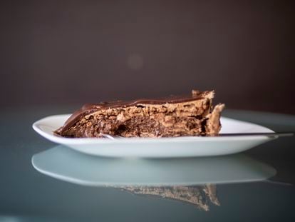 La tarta se elabora con dos variantes, de 53% o 70% de cacao. Al no contener harina, es un producto sin gluten.