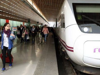Viajeros procedentes de Barcelona a su llegada a la estaci&oacute;n de RENFE Indalecio Prieto de Bilbao.