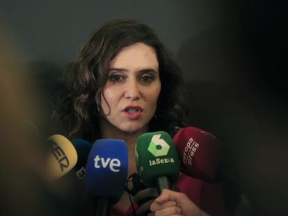 La presidenta de la Comunidad de Madrid, Isabel Díaz Ayuso, atiende a los medios durante su asistencia al Encuentro del Sector Financiero, celebrado este martes en Madrid.