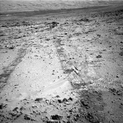 Huellas del robot 'Curiosity' durante su paseo de un año por Marte.