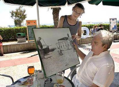 Yvonnette, hija del poeta Carlos Barral, le muestra a Juan Marsé una foto de la infancia de su padre en Calafell.