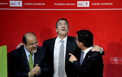 El 'lehendakari' López, entre sus compañeros Txarli Prieto (a la izquierda) y Patxi Lazcoz, en el mitin con el que los socialistas cerraron en Vitoria la camapaña de las elecciones municipales y forales del pasado año.