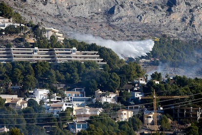 Medios aéreos intentan sofocar este sábado el incendio que desde esta madrugada ha desalojado una treintena de vecinos y cortado la AP-7 y la Nacional 332 en ambos sentidos.