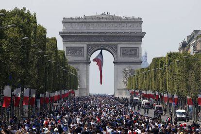 Aficionados esperan la llegada del equipo nacional francés en la avenida Champs-Elysees, cerca del Arco del Triunfo, en París.