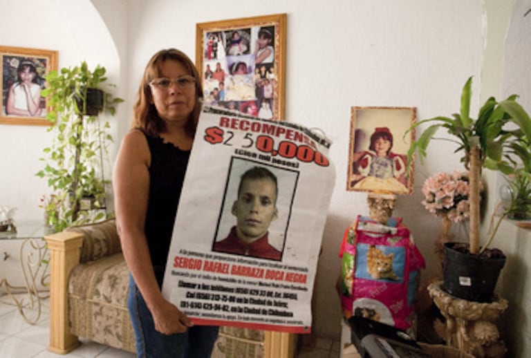 Marisela Escobedo muestra el póster de Sergio Barraza, el asesino de su hija.