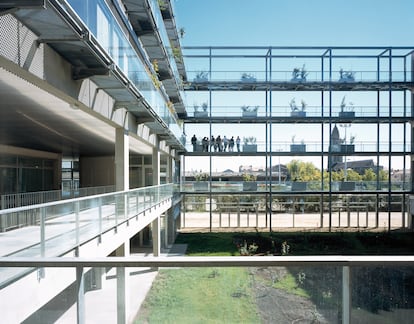 La Facultad de Ciencias de la Gestión (Burdeos, Francia, 2008) muestra un elemento recurrente en el repertorio estético de Lacaton & Vassal: esbeltas galerías construidas a partir de elementos metálicos combinados sin sacrificar la ligereza ni la transparencia.
