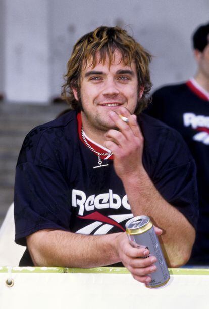 Robbie Williams, en plena era de las estrellas de rock incorregibles, fotografiado durante un partido benéfico en 1996.