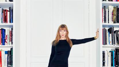 Victoire de Castellane, directora artística de Dior Joaillerie, posa en su estudio.