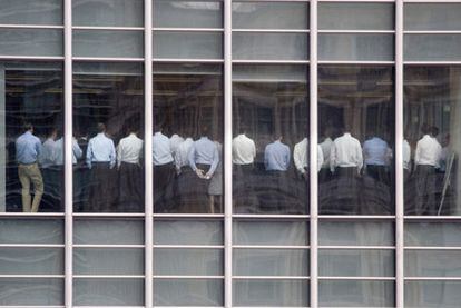 Empleados de Lehman Brothers asisten de pie a una reunión en las oficinas de la empresa cuya caída desencadenó la crisis financiera.
