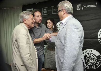 Pablo Iglesias, entre Carlos Jim&eacute;nez Villarejo y Baltasar Garz&oacute;n. Al fondo, la eurodiputada Tania Gonz&aacute;lez. 
