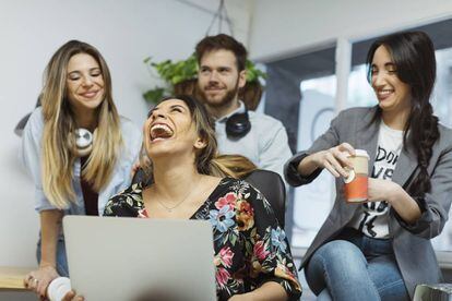 Están en auge las formaciones que usan el sentido del humor para impactar en los equipos.