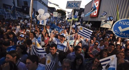 Simpatizantes del candidato Luis Lacalle Pou, del Partido Nacional.