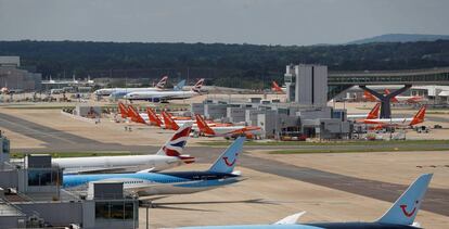 Aviones de Easyjet y TUI en el aeropuerto de Gatwick, Londres.