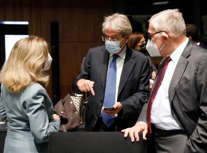 Desde la izquierda: la vicepresidenta española, Nadia Calviño, habla con el comisario de Economía, Paolo Gentiloni, y el presidente del Mecanismo Europeo de Estabilidad, Klaus Regling.