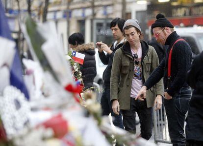 Dos miembros de Eagles of Death Metal observan el pasado 16 de febrero los recuerdos de las víctimas del atentado de la sala Bataclan en París.